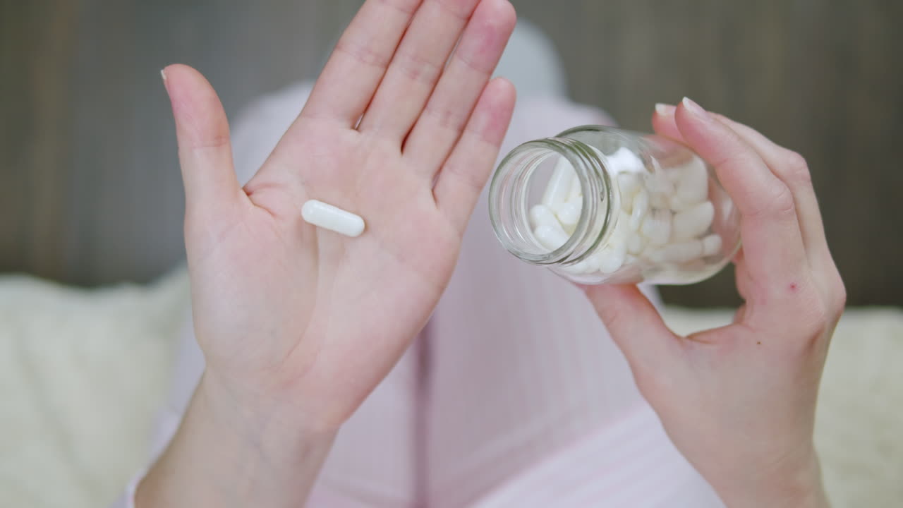 약을 복용하는 여성