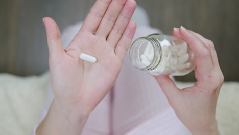 mujer tomando pastillas