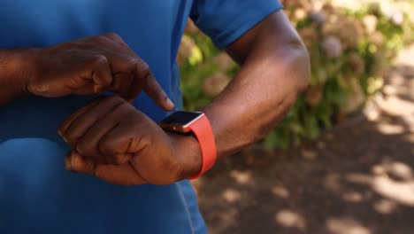 primer plano del hombre está usando un reloj inteligente