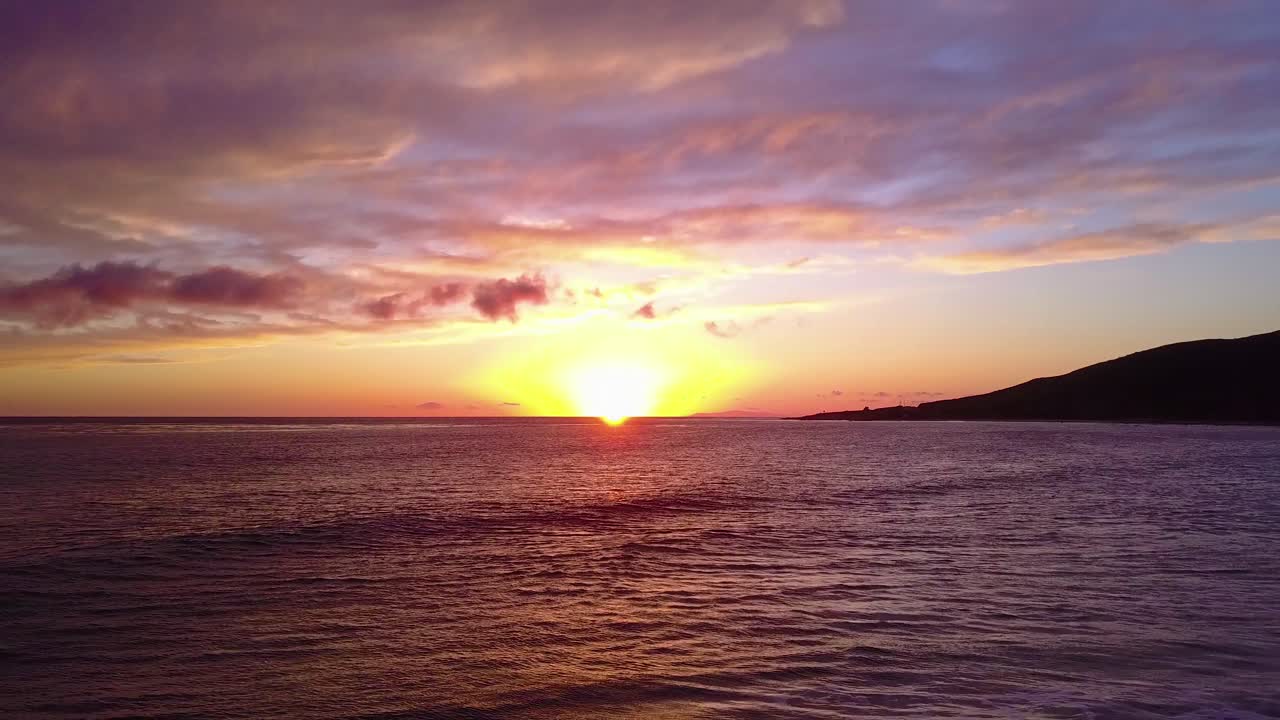 bella ripresa aerea dell'oceano al tramonto o all'alba vicino a malibu california 2