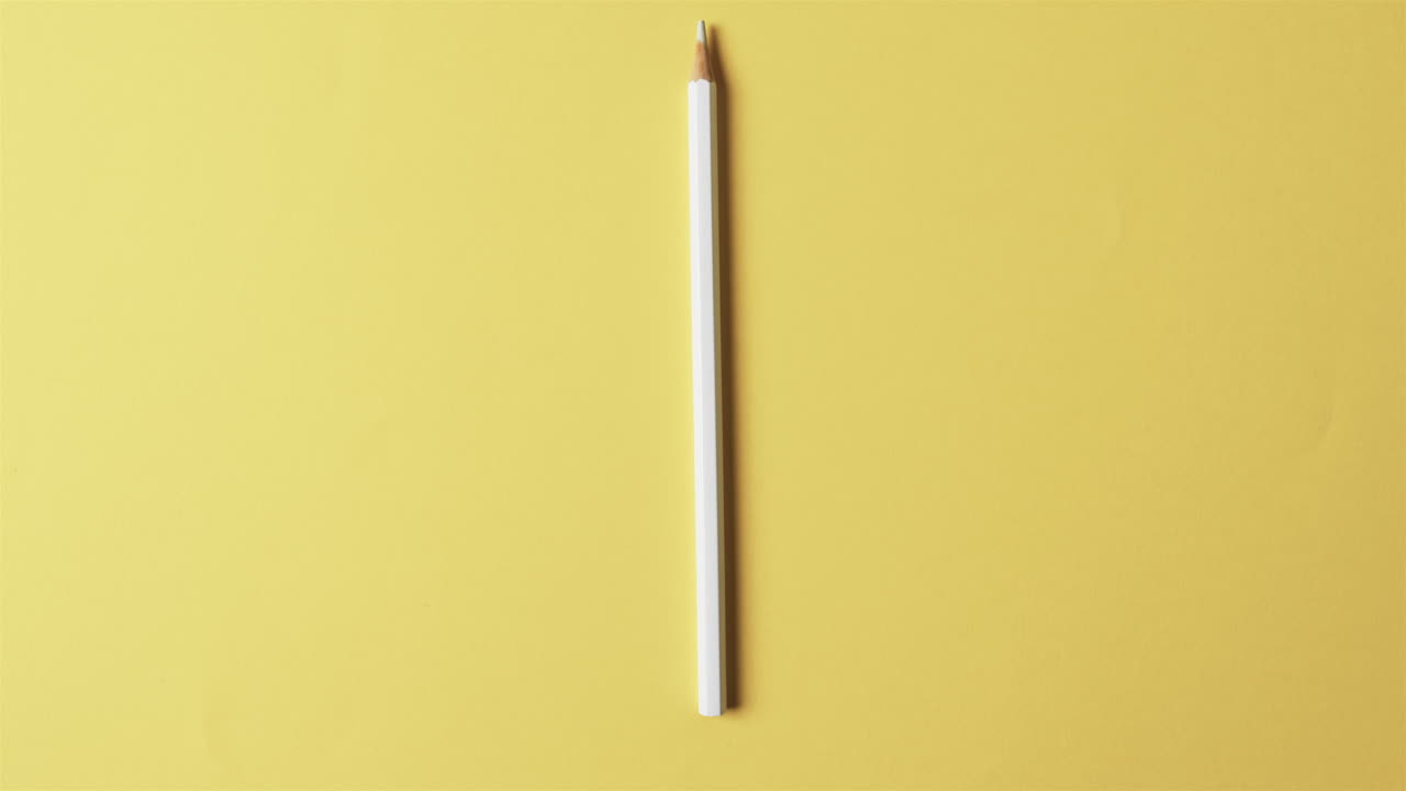 슬로우 모션으로 노란색 배경에 복사 공간이 있는  ⁇  크레이온의 상상