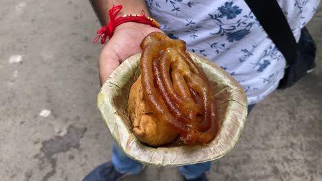 Jalebi-Und-Samosa,-Indisches-Vegetarisches-Essen-Mit-Ursprung-In-Nordindien