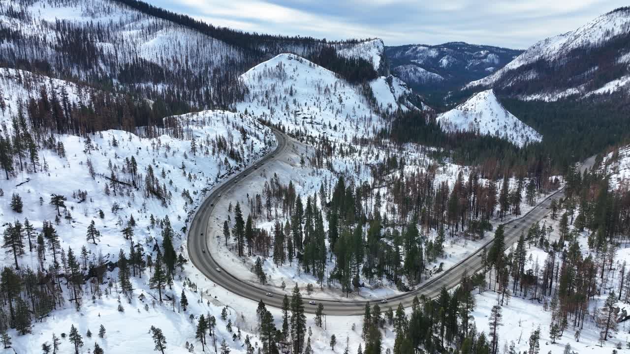 vista aérea de autos que viajan a tahoe a través de montañas nevadas, autopista i-50, bosque el dorado, california