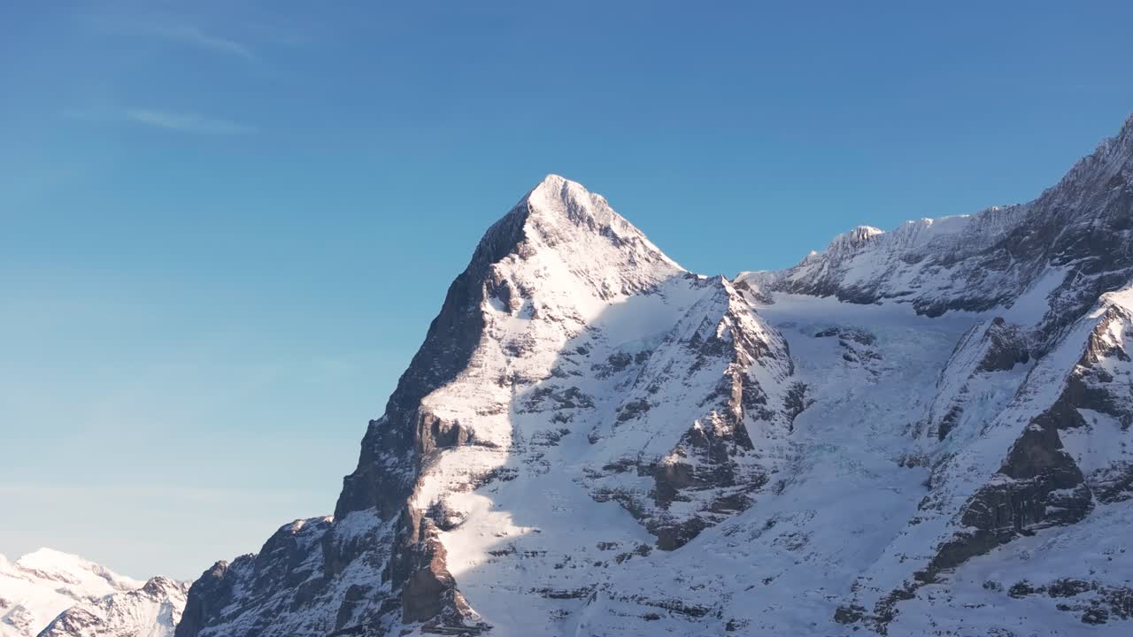 vista aérea estática de la impresionante cumbre de la montaña nevada con sombra en el lado