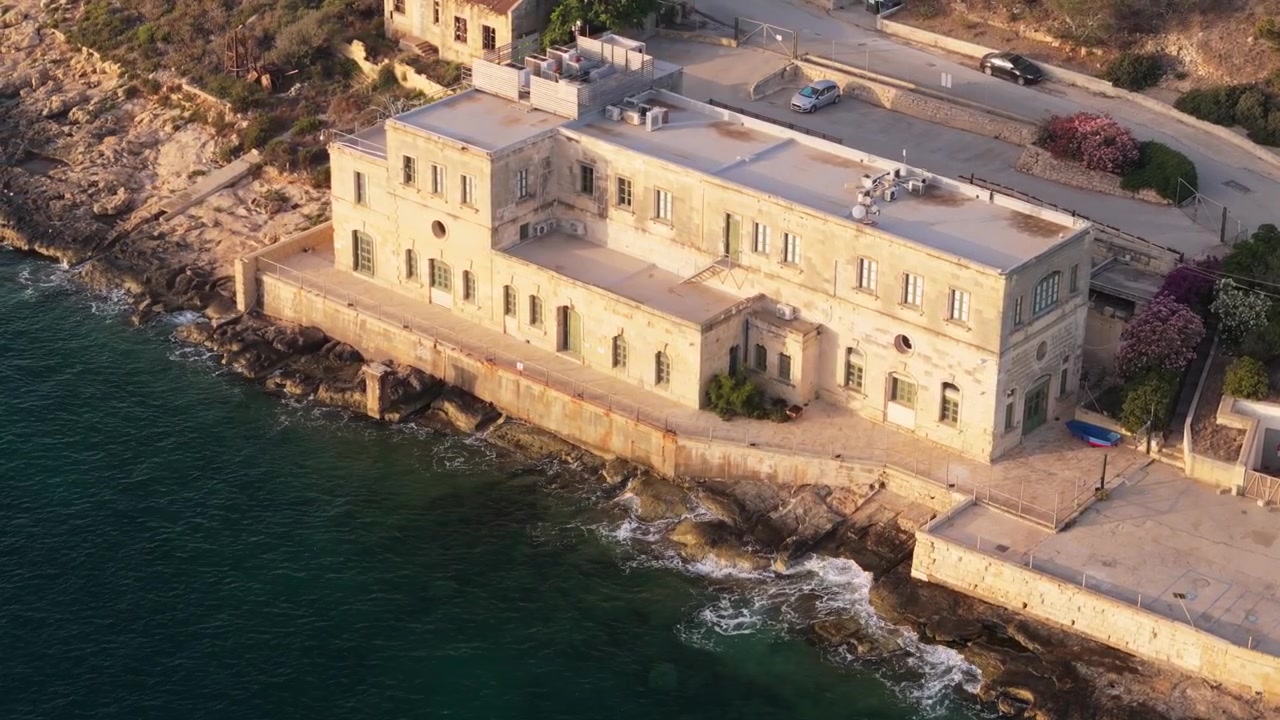 Vecchie caserme militari a Malta all'alba.
