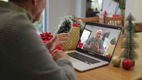 Kaukasischer-älterer-Mann-Unterhält-Sich-Zu-Weihnachten-Per-Videoanruf-Auf-Dem-Laptop-Mit-Einem-Kaukasischen-älteren-Freund