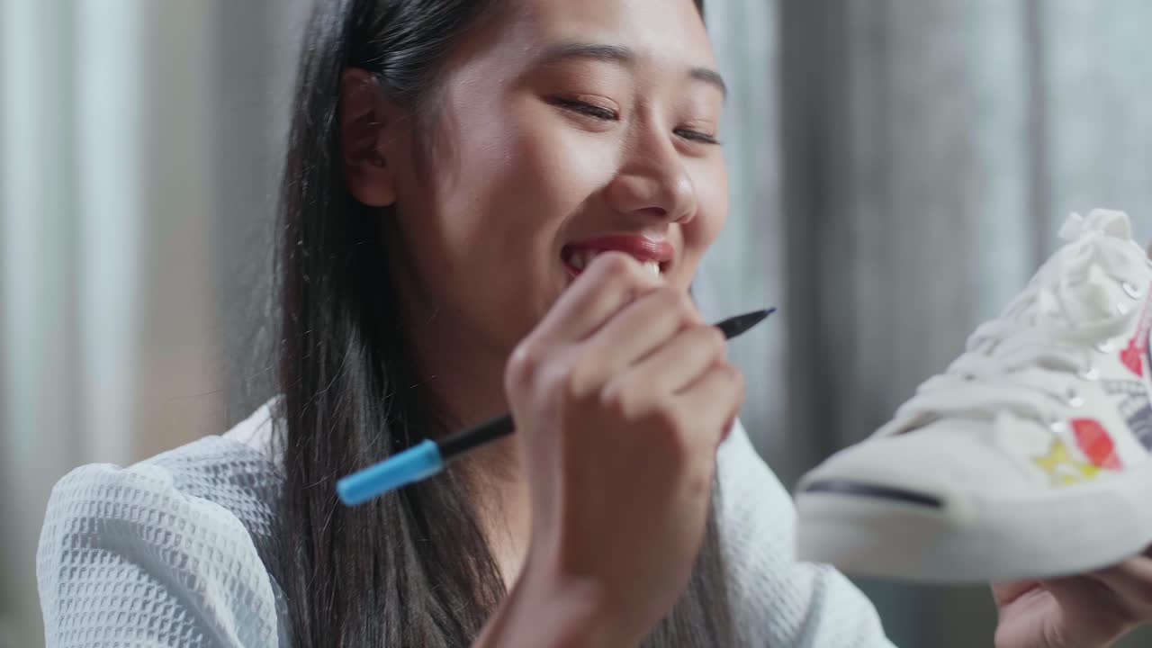 십대 청소년이 운동화를 장식하고 있습니다.