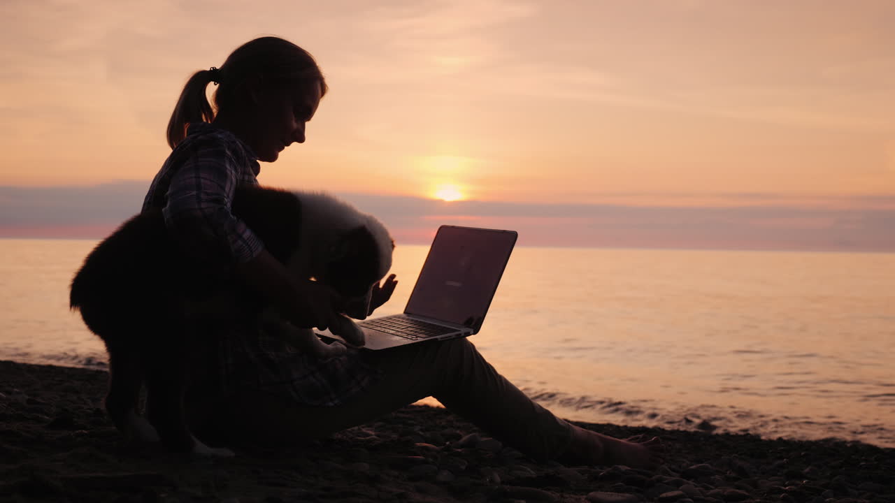 여자 블로거는 노트북으로 일하며 강아지를 산만하게 했다