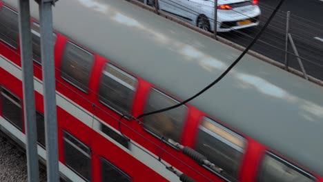 Rote-Linie-öffentliche-Verkehrsmittel-Täglich-Pendeln-Zug-Neben-Der-Ayalon-autobahn-Tel-Aviv