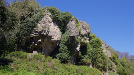 lado extra ancho en el tiro mirando al este de la garganta de piedra caliza con entrada en jaula a las cuevas en creswell crags