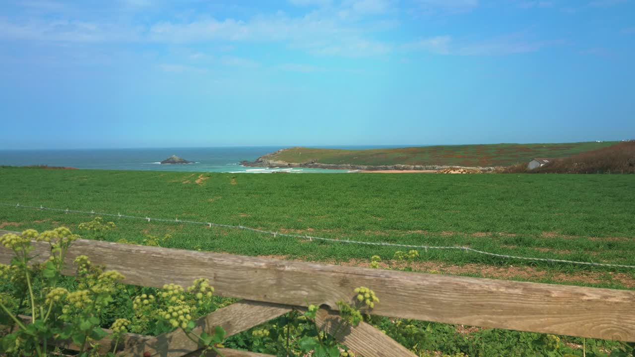 화창한 날에 크랜톡 비치 바다 전망 콘월 영국 사우스 웨스트 코스트