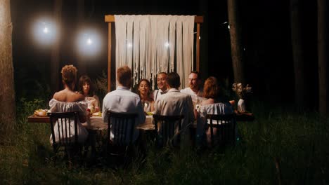 fiesta de cena en el bosque.