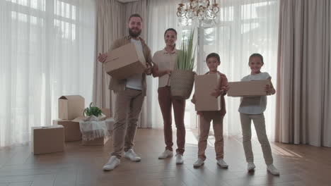 familia feliz posando en la nueva casa