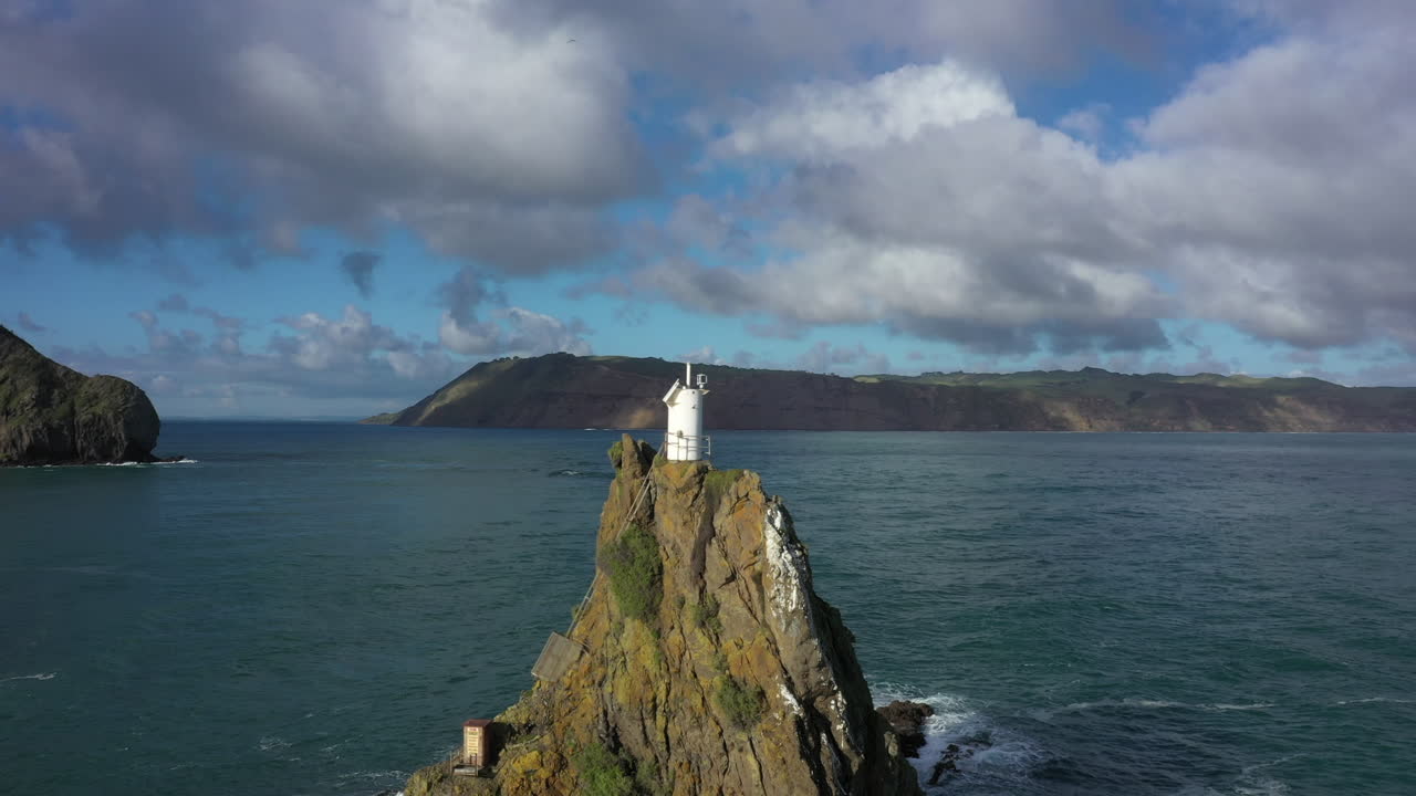 whatipu 등대에서 huia 해변, 오클랜드, 뉴질랜드까지 뒤로 비행