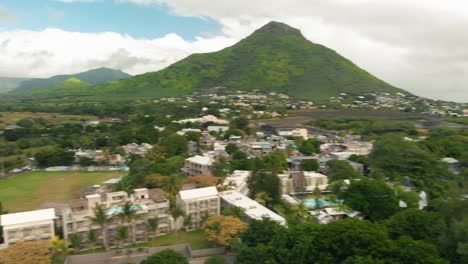 Von-Bäumen-Umgebene-Gebäude-In-Einem-Küstendorf-Am-Strand-In-Mauritius