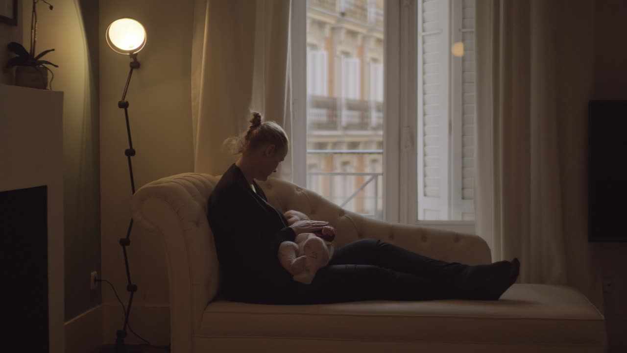 어머니 는 딸 에게 모유 를 먹인다