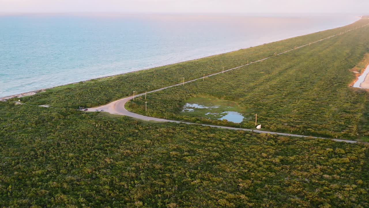 멕시코의 일몰에 무성한 녹색 숲과 푸른 바다가 있는 아름다운 해안선 해변