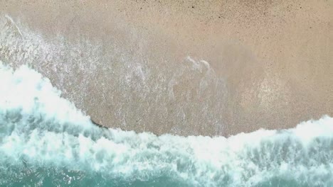 Vista-Aérea-Ascendente-Desde-Drones-Sobre-Olas-Rompiendo-En-Una-Playa-Caribeña