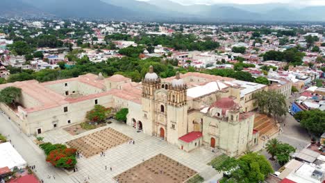 Luftaufnahmen-Der-Kathedrale-Santo-Domingo-In-Oaxaca-De-Juarez,-Mexiko