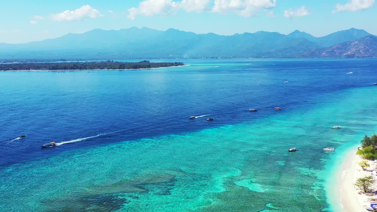barcos que navegan en el mar azul corriente alrededor de la tranquila laguna turquesa de la isla tropical llena de arrecifes de coral y hermosos fondos marinos rocosos en bali