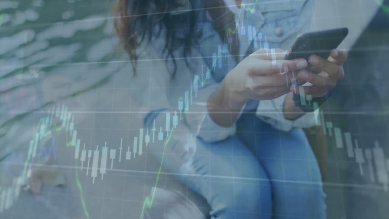 animación de múltiples gráficos y números cambiantes, sección media de una mujer caucásica usando un teléfono móvil