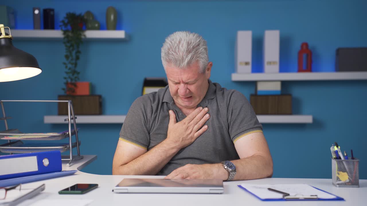 trabajador de oficina en casa hombre que sufre de dificultad para respirar.