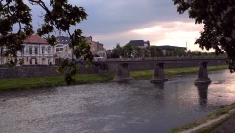 Brücke-über-Wasser-In-Der-Stadt.-Fußgängerbrücke-über-Den-Fluss-In-Einer-Kleinstadt