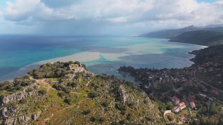Cefalù, Sicília, Voo de Drone Aéreo, Pico da Montanha La Rocca, Ruínas Antigas, Vista do Mar Mediterrâneo