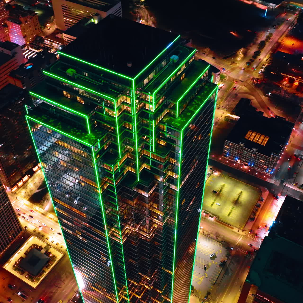 Iluminação verde no edifício do Bank of America em Dallas, Texas, EUA, à noite. Imagens de drone no topo do belo arranha-céu.