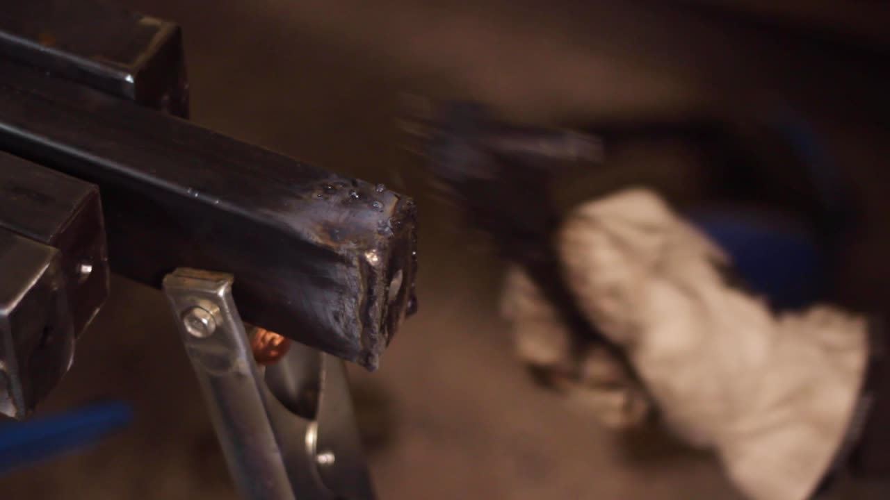 primer plano de la limpieza después de soldar metal en el taller