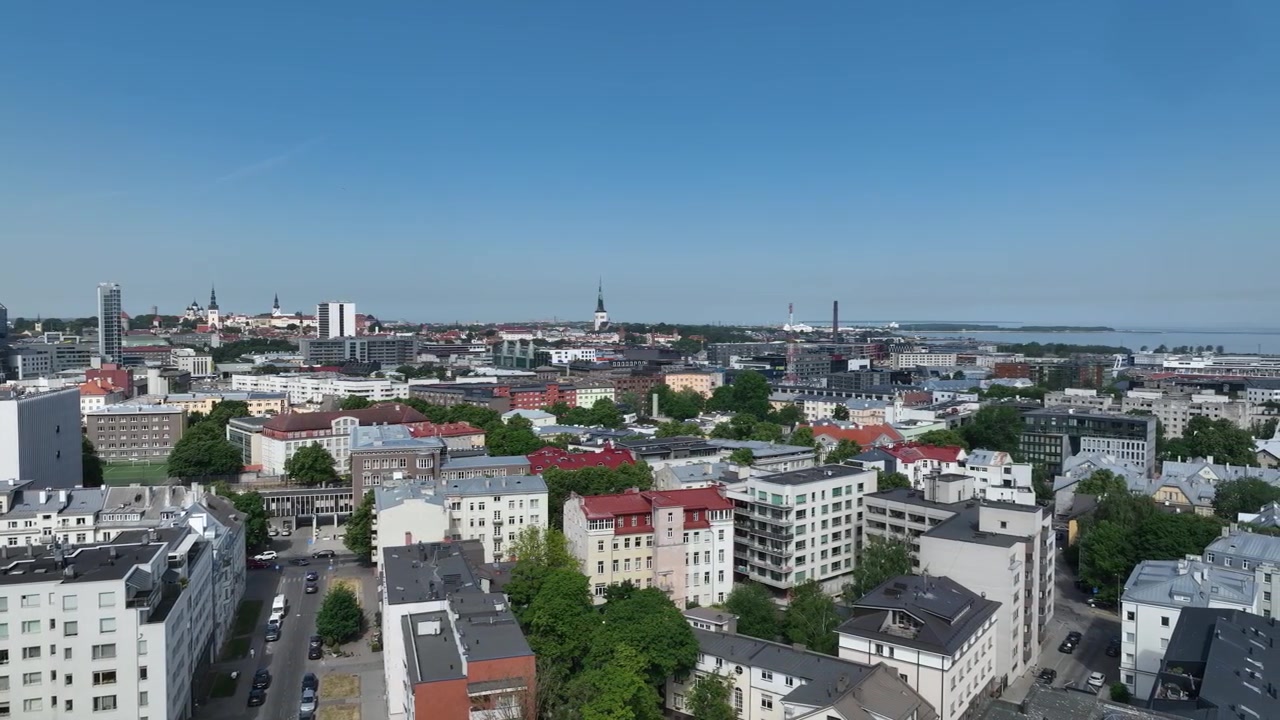 Panoramiczny widok z lotu ptaka na Tallinn, stolicę Estonii.
