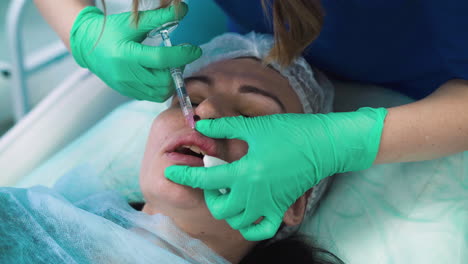 el cliente con la gorra mira al espejo antes del aumento de los labios