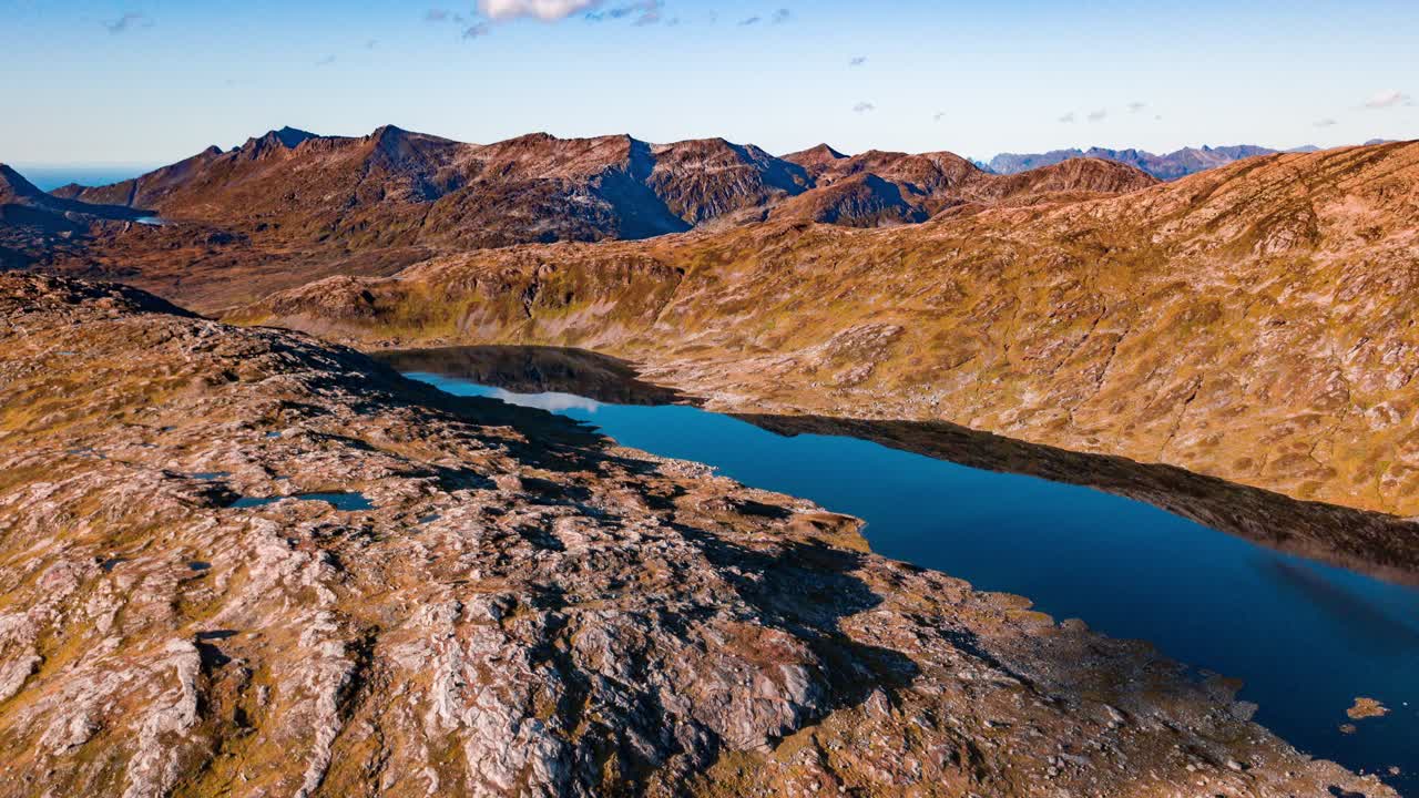 vista aérea del pequeño lago en la meseta de la isla senja