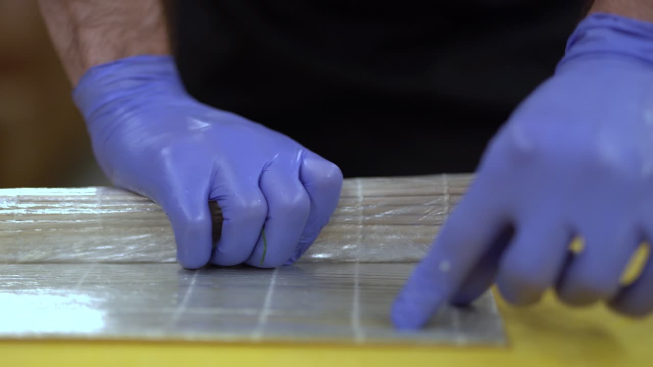un video de cerca de las preparaciones de sushi