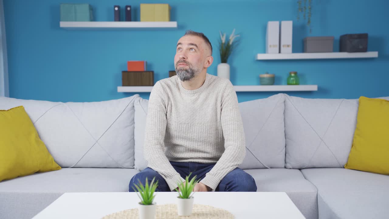 외로움의 문제. 지루한 외로운 남자.