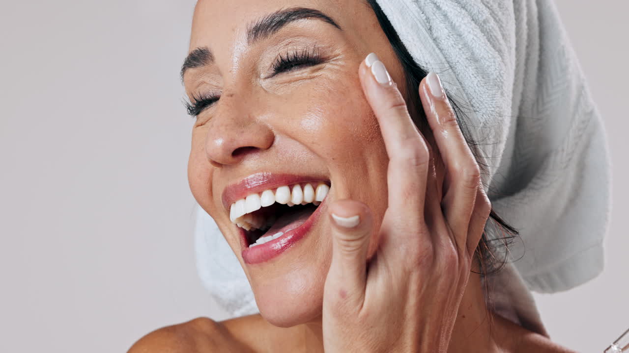 mujer madura aplicando cuidado de la piel