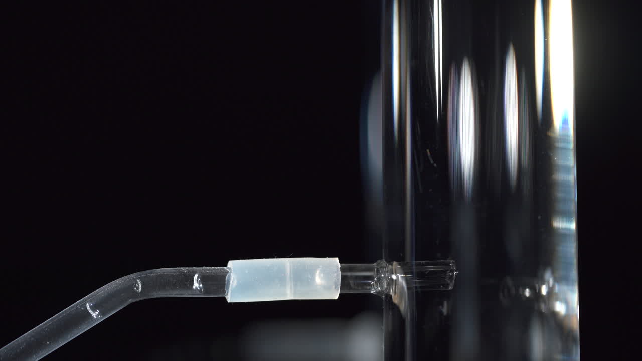 태양열 발전 장치의 물을 통해 기포가 발생합니다.