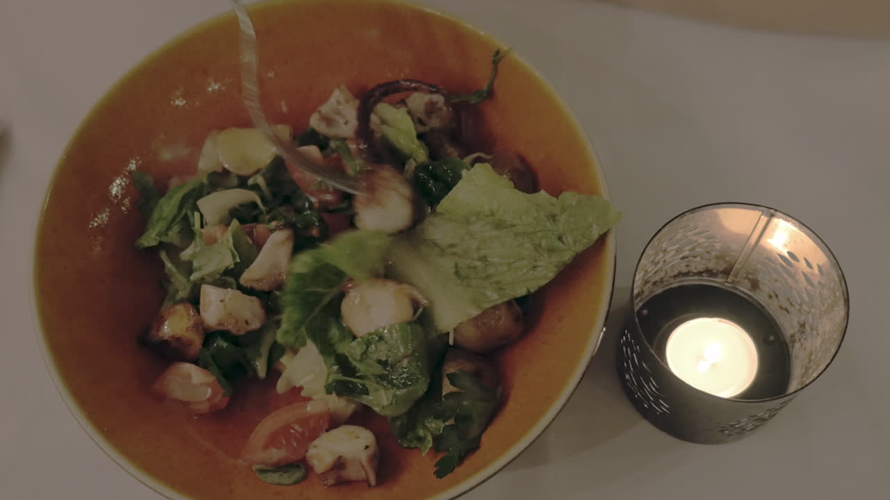 문어 와 채소 러드 를 먹는 것