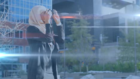 Punto-De-Luz-Contra-Una-Mujer-Con-Hijab-Lamiendo-Fotografías-Con-Una-Cámara-Digital-Al-Aire-Libre