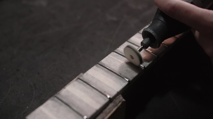 Riparazione e finitura del manico della chitarra