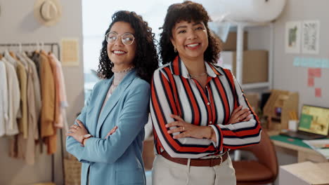 mujeres diseñadoras, brazos cruzados