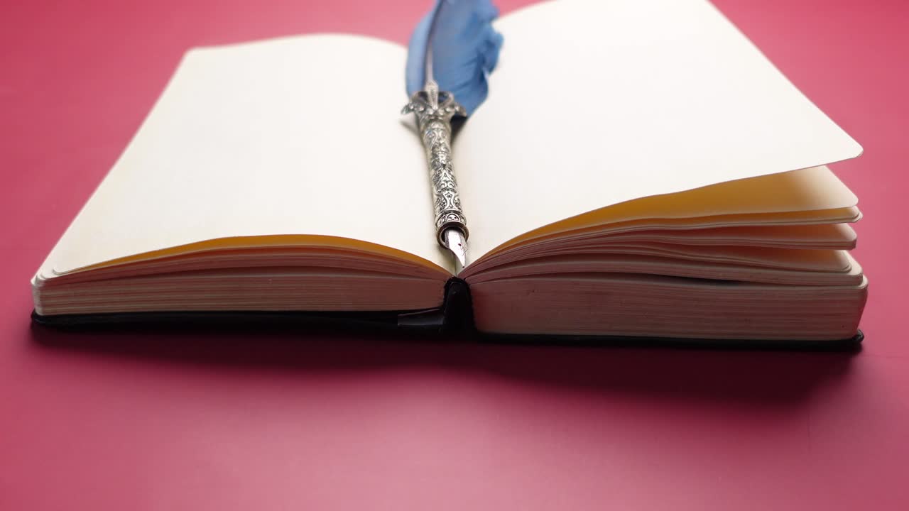 cuaderno abierto con pluma de pluma