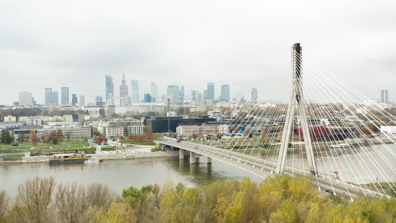 Veduta aerea di un ponte sospeso a Varsavia, capitale della Polonia