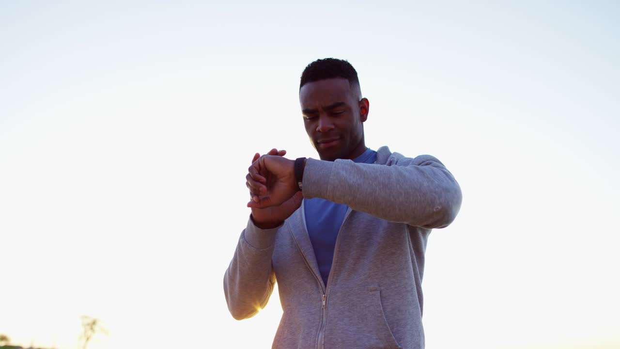 hombre afroamericano haciendo ejercicios de fitness cardio saludables