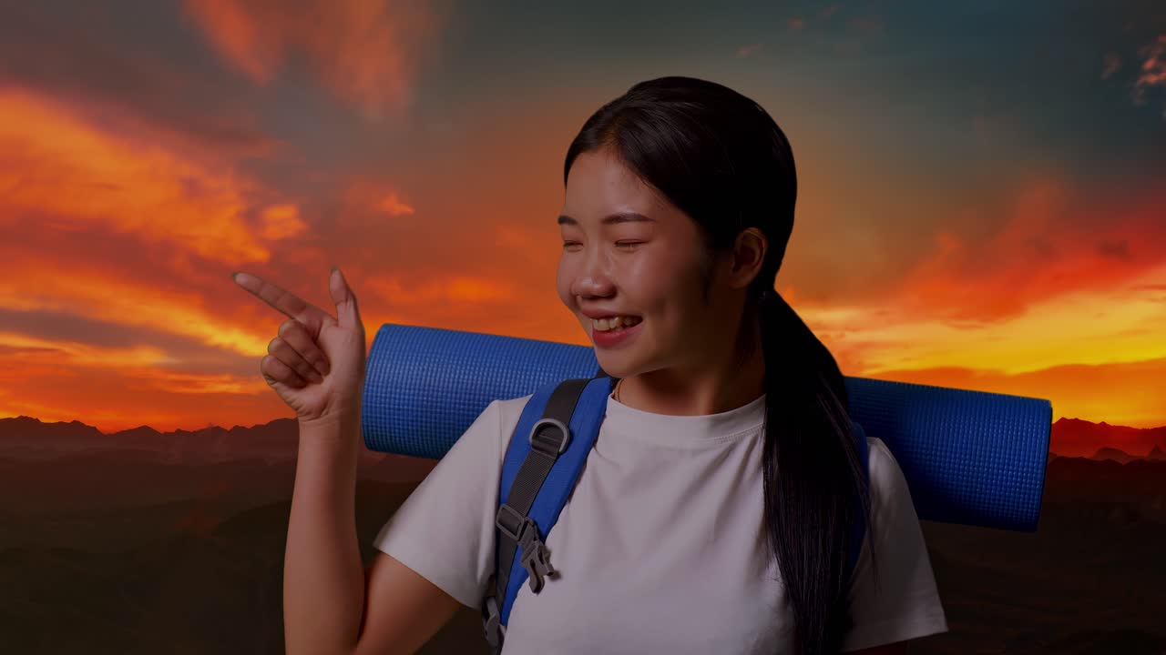 해가 지는 산을 가리키는 미소 짓는 관광 여성