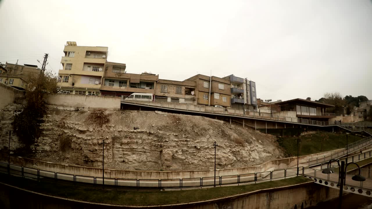 고대 운하 아래의 주거 지역 sanliurfa 구름이 많은 겨울 날