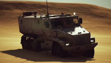 camión militar blindado en el desierto