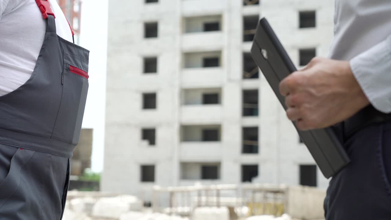 Uomini che si stringono la mano sul cantiere
