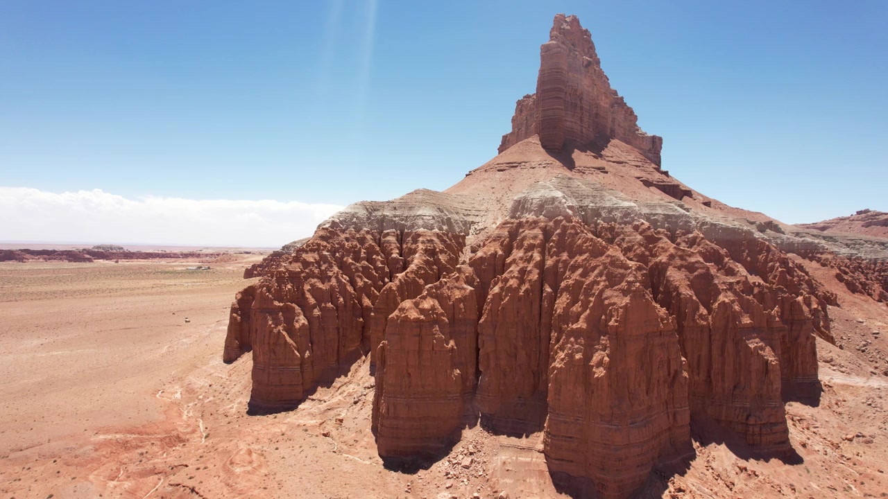 Drone che vola verso l'alto dalla base di Factory Butte nello Utah, USA, in 4k.