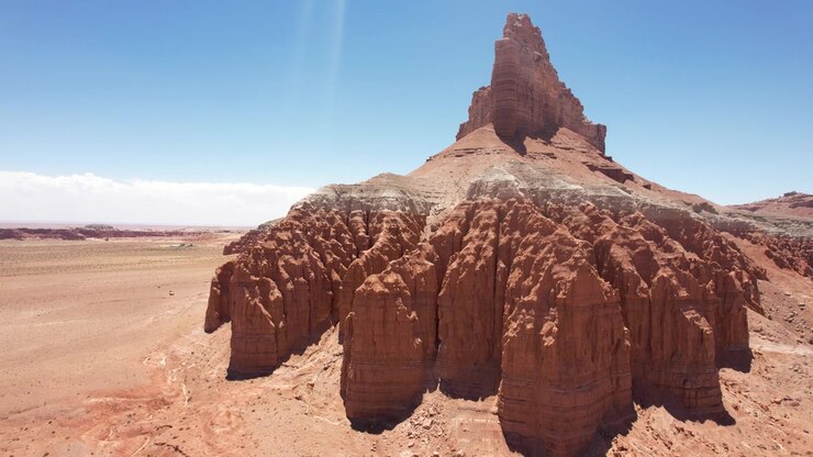 Drone che vola verso l'alto dalla base di Factory Butte nello Utah, USA, in 4k.